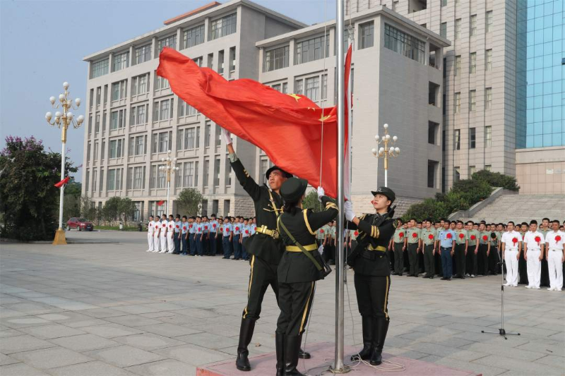 ▲退役军人在国旗下宣誓要建功新时代