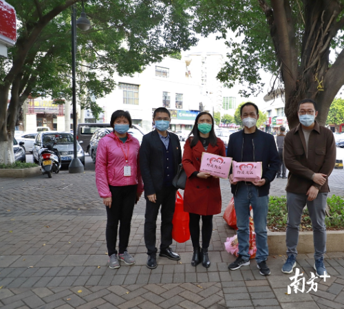 慰问组对邱丽莉家属进行慰问。