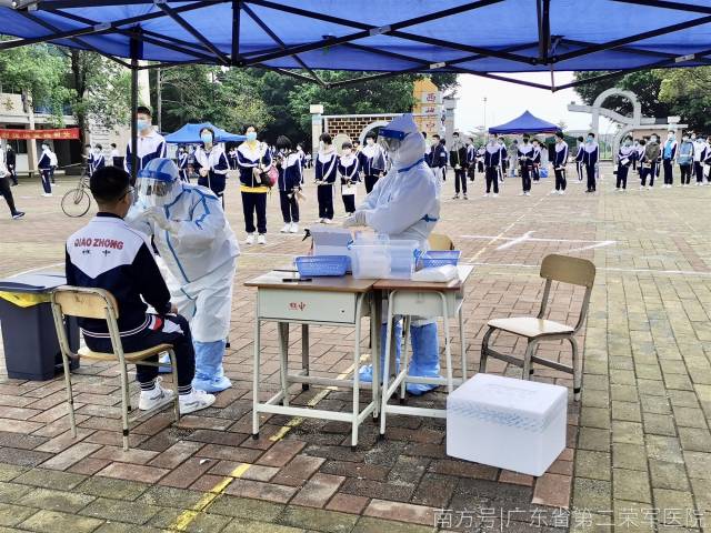 医生给学生进行核酸检测样本采集