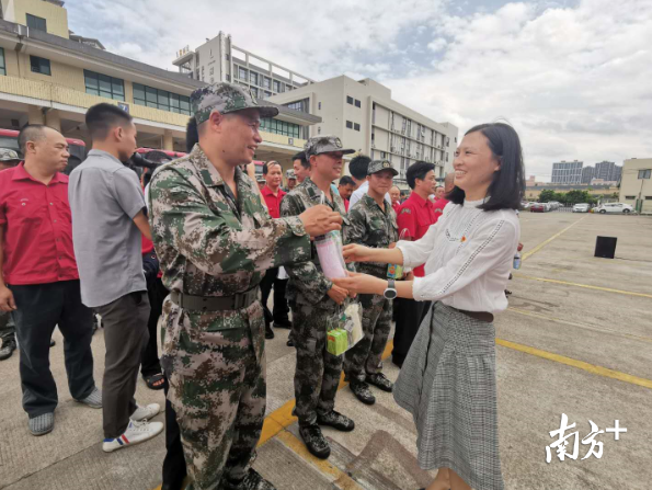 南海区退役军人事务局向退役军人车长赠送“八一”慰问品。黄逸豪 摄