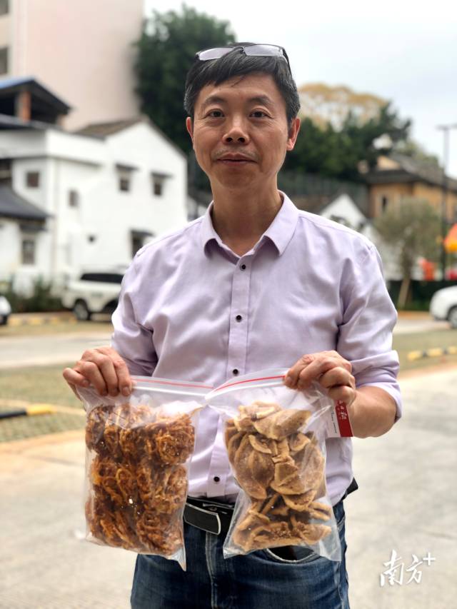 离开梅州之前，肖海购买了许多客家特产，准备将家乡的味道带给家人尝一尝。南方日报记者 何苑妮 摄