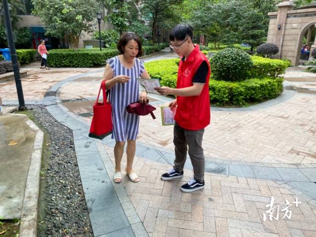 5月18日，清远市退役军人事务局开展文明创建与疫苗接种知识宣传志愿活动。