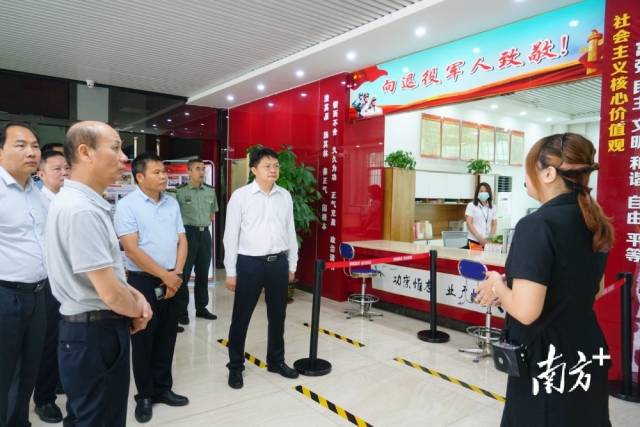 与会人员观摩学习了英德市军地合力推动退役军人工作和志愿服务工作试点先行情况。梁素雅 摄