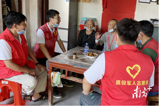 易三国老人讲述抗美援朝峥嵘岁月。通讯员供图