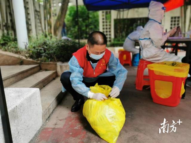 军休干部侯建军在参加核酸检测支援服务。