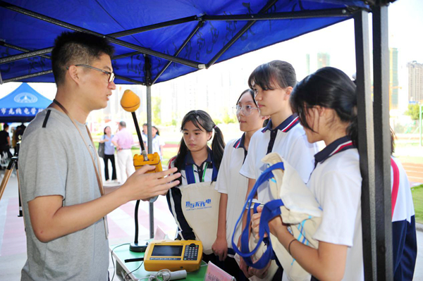 2019年广东省中小学无线电科普宣传活动在汕头金中华侨试验区学校举行3_600.jpg