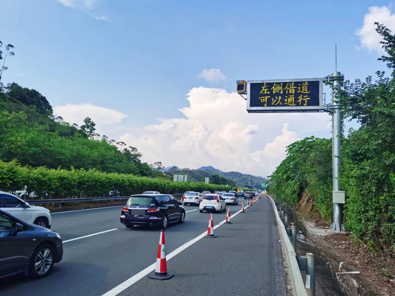 使用“智能预警快干预系统”及电子屏幕提醒司乘前方路段可借道通行