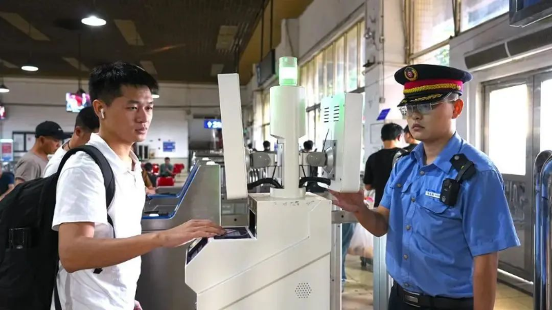 在佛山火车站内，旅客们正在验票