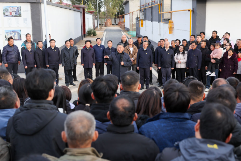 11月10日，中共中央总书记、国家主席、中央军委主席习近平在北京、河北考察灾后恢复重建工作。这是10日下午，习近平在河北保定涿州市刁窝镇万全庄村考察时，同村民们亲切交流。新华社发（盛佳鹏摄）