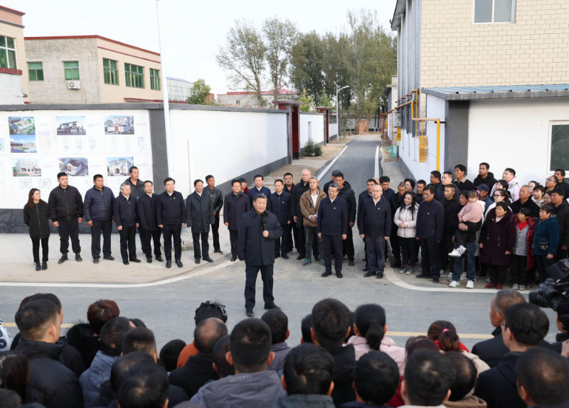 11月10日，中共中央总书记、国家主席、中央军委主席习近平在北京、河北考察灾后恢复重建工作。这是10日下午，习近平在河北保定涿州市刁窝镇万全庄村考察时，同村民们亲切交流。新华社记者 丁海涛 摄