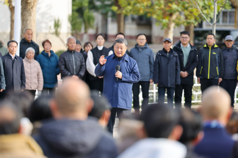 11月10日，中共中央总书记、国家主席、中央军委主席习近平在北京、河北考察灾后恢复重建工作。这是10日下午，习近平在河北保定涿州市双塔街道永济秀园小区考察时，同小区居民们亲切交流。新华社发（盛佳鹏摄）