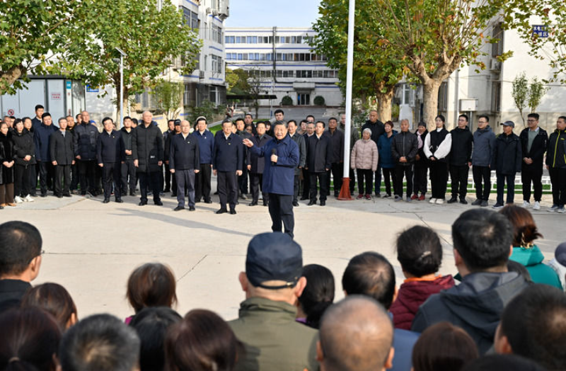 11月10日，中共中央总书记、国家主席、中央军委主席习近平在北京、河北考察灾后恢复重建工作。这是10日下午，习近平在河北保定涿州市双塔街道永济秀园小区考察时，同小区居民们亲切交流。新华社记者 殷博古 摄