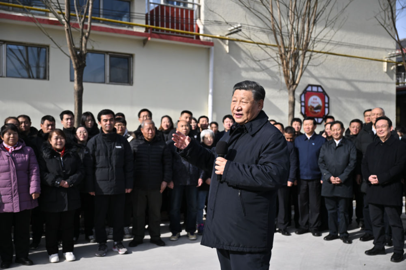 11月10日，中共中央总书记、国家主席、中央军委主席习近平在北京、河北考察灾后恢复重建工作。这是10日上午，习近平在北京门头沟妙峰山镇水峪嘴村考察时，同当地群众亲切交流。新华社记者 燕雁 摄