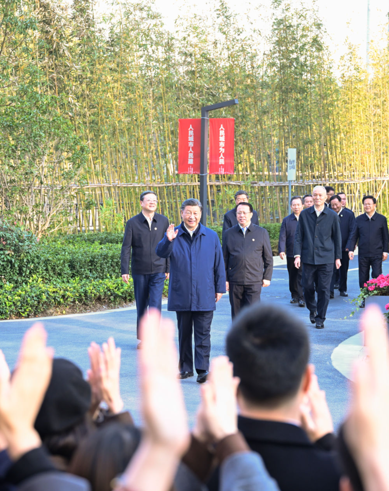 11月28日至12月2日，中共中央总书记、国家主席、中央军委主席习近平在上海考察。这是11月29日下午，习近平在闵行区新时代城市建设者管理者之家，向社区居民挥手致意。新华社记者 申宏 摄