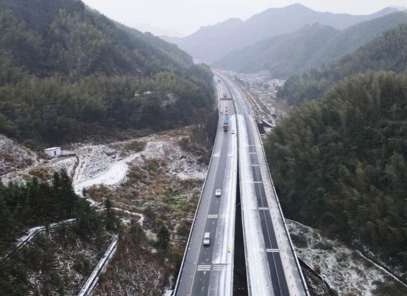 二广高速九嶷山路段交通顺畅。