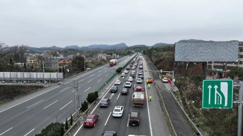 2月3日，粤湘省界车流缓慢通行，现场总体通行顺畅。