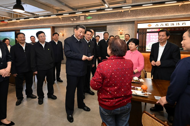 4月22日至24日，中共中央总书记、国家主席、中央军委主席习近平在重庆考察。这是22日下午，习近平在九龙坡区谢家湾街道民主村社区考察时，同正在社区食堂就餐的群众亲切交流。新华社记者 谢环驰 摄