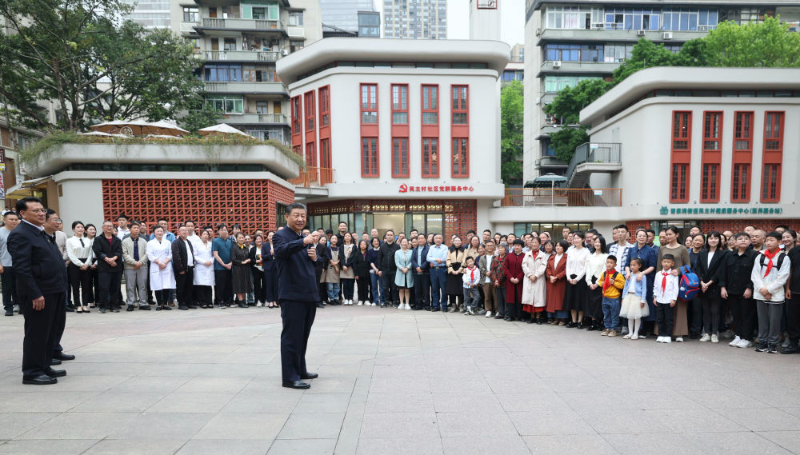 4月22日至24日，中共中央总书记、国家主席、中央军委主席习近平在重庆考察。这是22日下午，习近平在九龙坡区谢家湾街道民主村社区考察时，同社区居民亲切交流。新华社记者 鞠鹏 摄