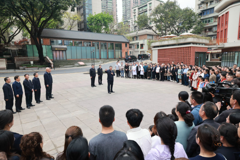 4月22日至24日，中共中央总书记、国家主席、中央军委主席习近平在重庆考察。这是22日下午，习近平在九龙坡区谢家湾街道民主村社区考察时，同社区居民亲切交流。新华社记者 王晔 摄