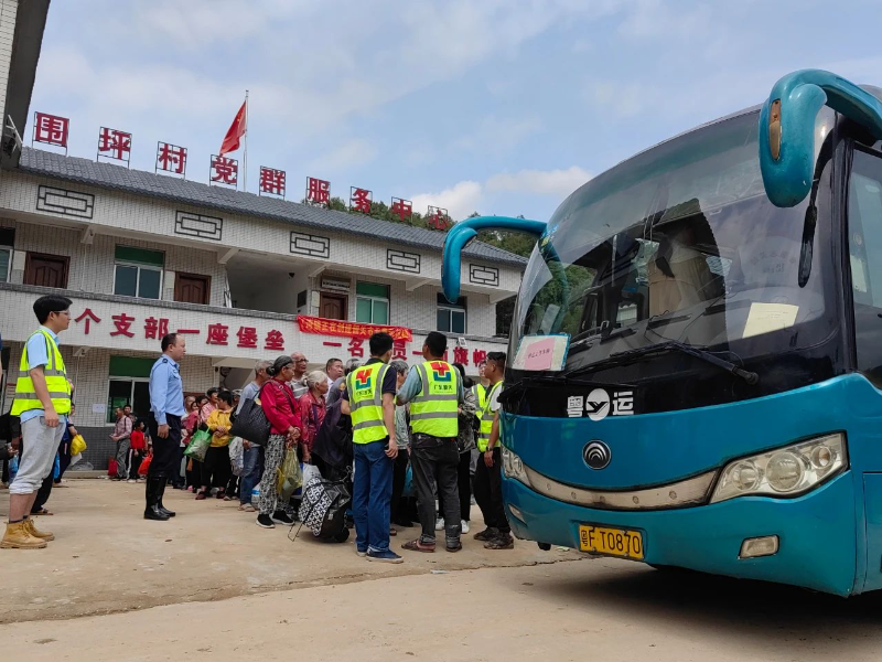 韶关江湾镇村民有序集合并乘坐粤运快车进行转运