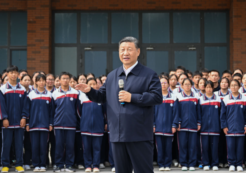 6月18日至19日，中共中央总书记、国家主席、中央军委主席习近平在青海考察。这是18日下午，习近平在果洛西宁民族中学考察时，同师生们亲切交流。 新华社记者 谢环驰 摄