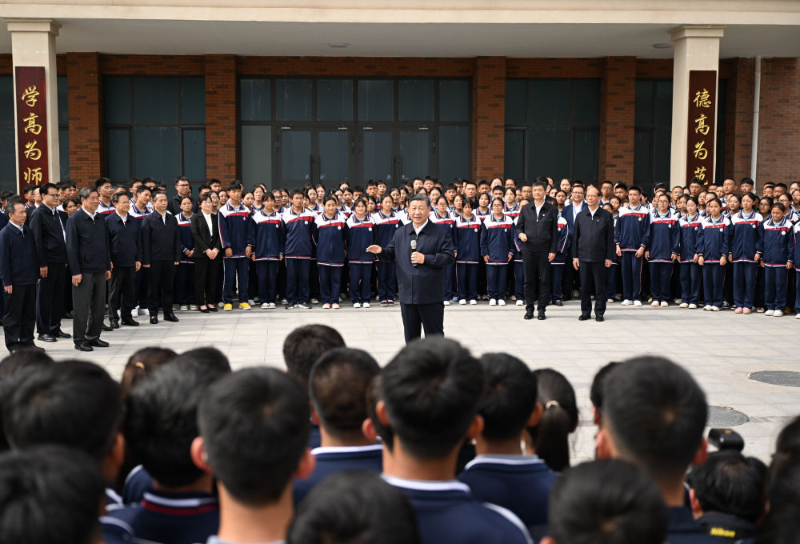 6月18日至19日，中共中央总书记、国家主席、中央军委主席习近平在青海考察。这是18日下午，习近平在果洛西宁民族中学考察时，同师生们亲切交流。 新华社记者 燕雁 摄