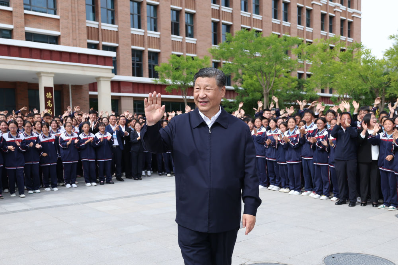 6月18日至19日，中共中央总书记、国家主席、中央军委主席习近平在青海考察。这是18日下午，习近平在果洛西宁民族中学考察时，向师生们挥手致意。 新华社记者 鞠鹏 摄