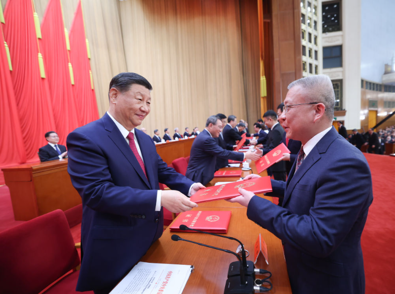 6月24日，全国科技大会、国家科学技术奖励大会和中国科学院第二十一次院士大会、中国工程院第十七次院士大会在北京人民大会堂隆重召开。这是习近平等党和国家领导人同两位最高奖获得者一道，为获得国家自然科学奖、国家技术发明奖、国家科学技术进步奖和中华人民共和国国际科学技术合作奖的代表颁发证书。新华社记者 鞠鹏 摄