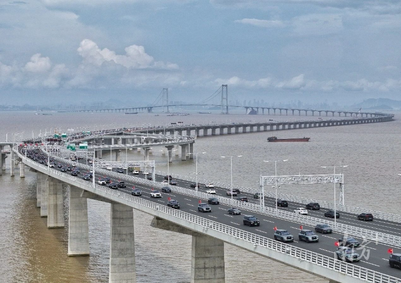 6月30日，深圳至中山跨江通道正式开通，大桥上车水马龙，一片繁荣景象。