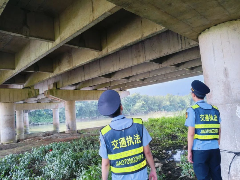 交通执法人员巡查路况