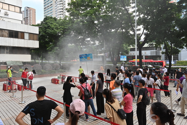 全院职工学习使用灭火器实操灭火2.JPG