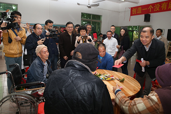 600px-2：省卫生计生委副主任陈祝生给佛山市顺德区马洲医院麻风病休养人员送上慰问金.jpg