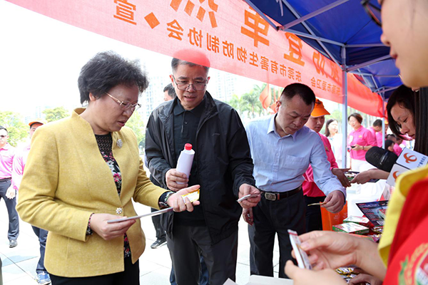 600px-省爱卫会委员、省卫生计生委副主任陈祝生和东莞市爱卫会主任、副市长喻丽君等领导同志出席活动.png