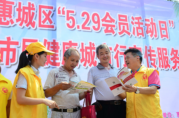 600惠州市计生协会员向群众讲解《计生协会员群众学习贯彻党的十九大精神手册》.png